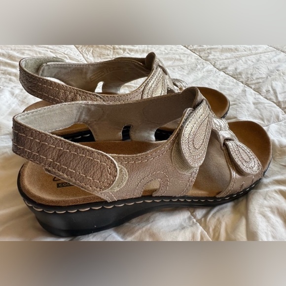 SANDALS Clarks Lexi Walnut 9M - Gold Metallic - Never worn - Picture 2 of 8